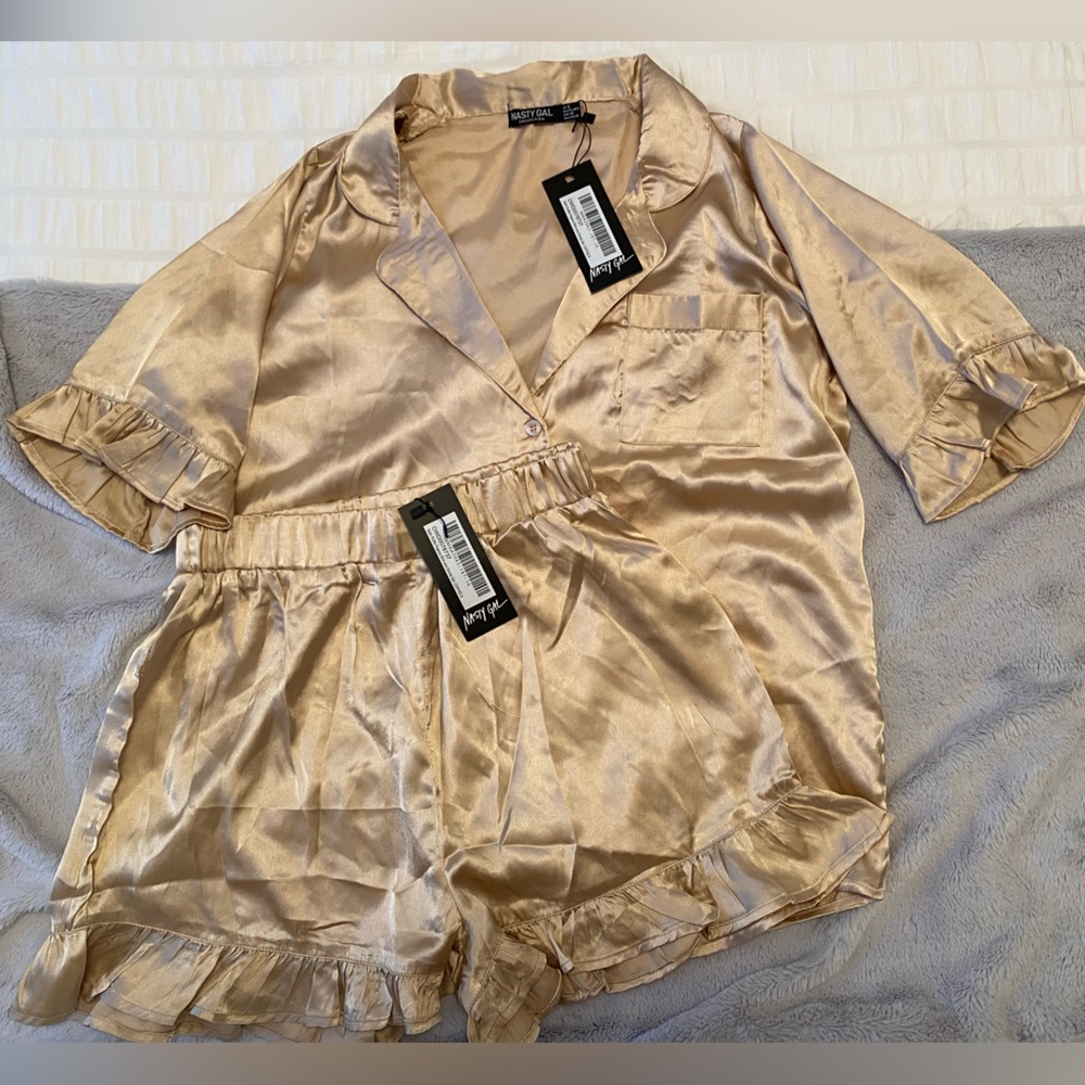 MATCHING PYJAMA SET 🥂 - Picture 2 of 5